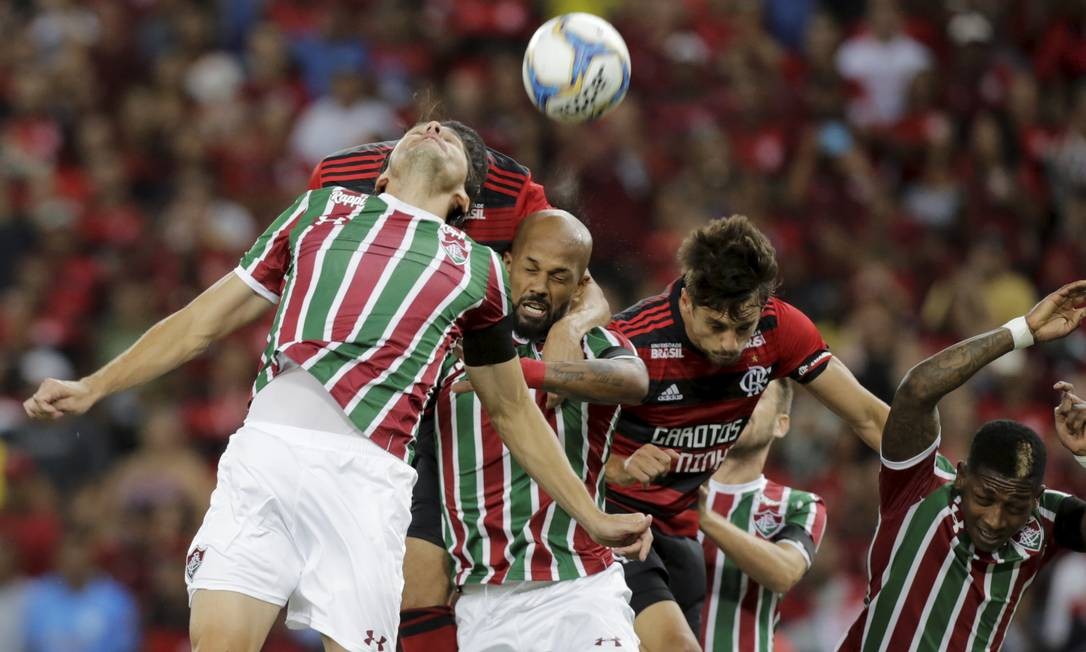 Jogadores de Fluminense e Flamengo disputam a bola no alto MARCELO THEOBALD / MARCELO THEOBALD