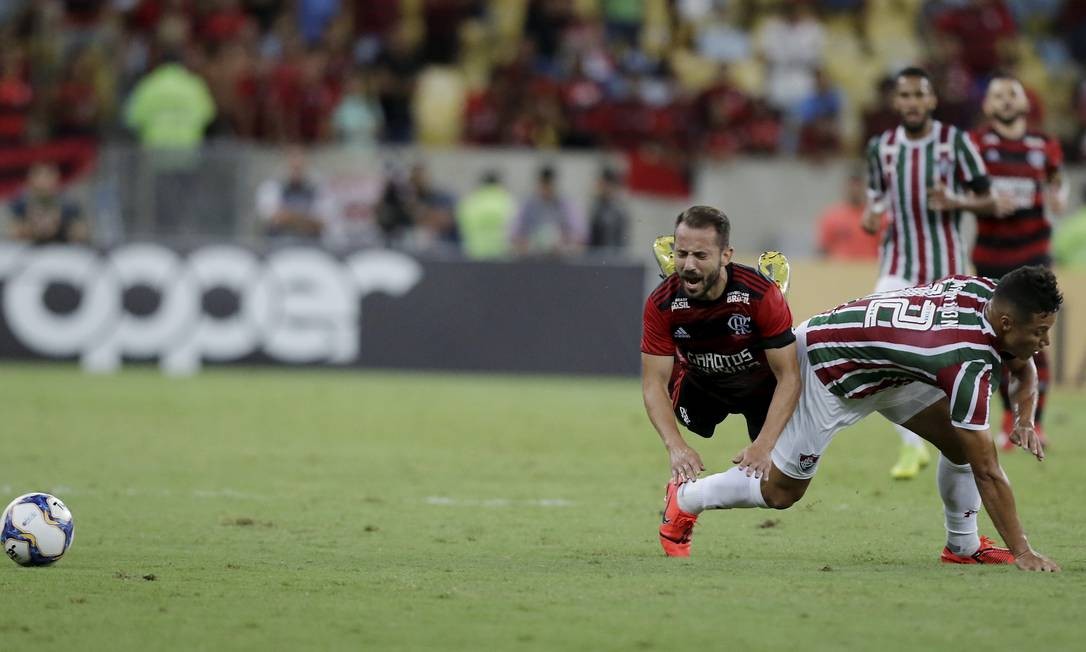 Everton Ribeiro cai no gramado em disputa com jogador do Fluminense MARCELO THEOBALD / MARCELO THEOBALD