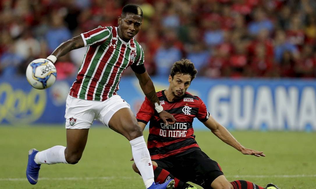 Yony Gonzalez tenta passar pela marca&ccedil;&atilde;o de Rodrigo Caio MARCELO THEOBALD / MARCELO THEOBALD
