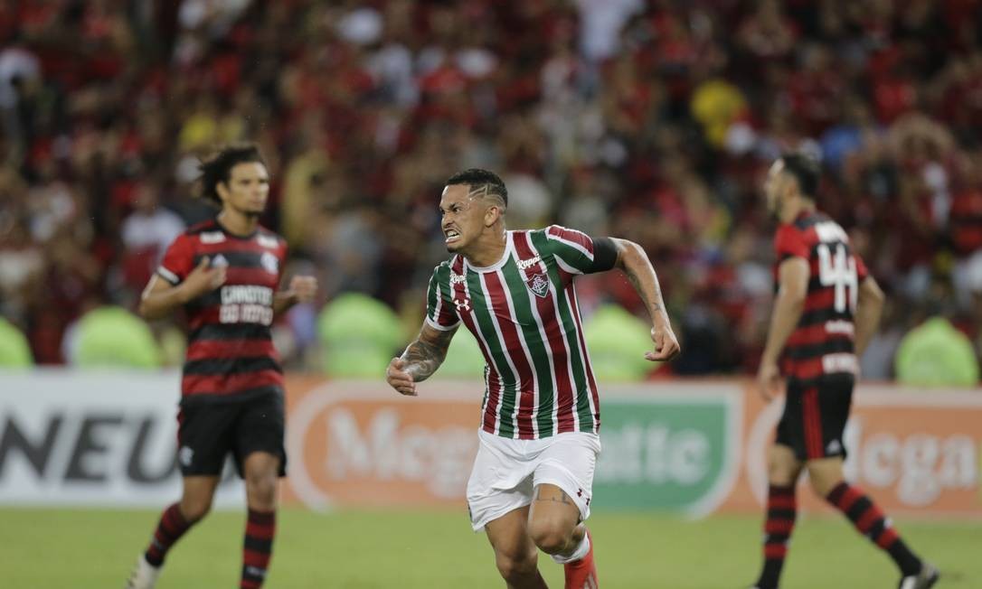 Entre Ad&atilde;o e Rhodolfo, Luciano comemora o gol da vit&oacute;ria do Fluminense sobre o Flamengo MARCELO THEOBALD / MARCELO THEOBALD