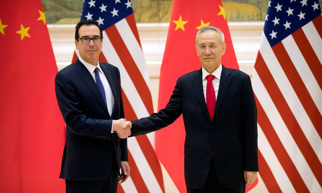 O secretário do Tesouro americano, Steven Mnuchin, e o vice-premiê chinês, Liu He, se cumprimentam antes da reunião para discutir política comercial. Foto: MARK SCHIEFELBEIN / AFP