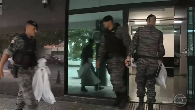 Policiais levam material recolhido em operaÃ§Ã£o para investigar tragÃ©dia em Brumadinho para MinistÃ©rio PÃºblico de Belo Horizonte Foto: ReproduÃ§Ã£o/TV Globo