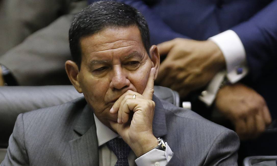 O vice-presidente Hamilton Mourão classificou a crise no governo como 'futriquinha' Foto: Jorge William / Agência O Globo