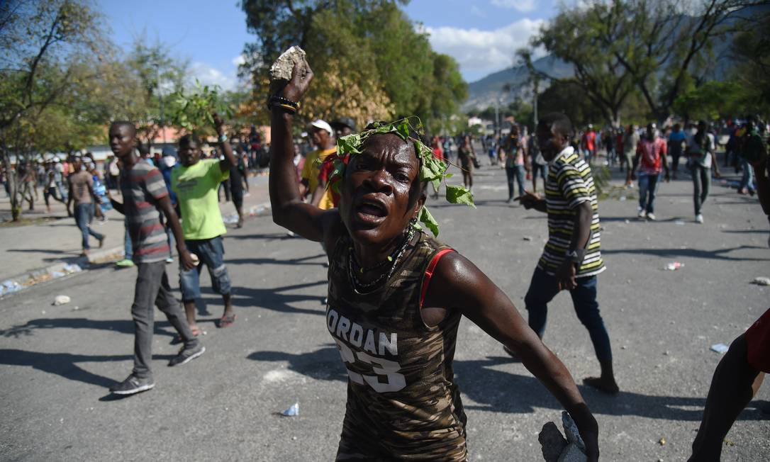 Manifestante gesticula durante confrontos com policiais em Porto Príncipe, no Haiti Foto: HECTOR RETAMAL / AFP