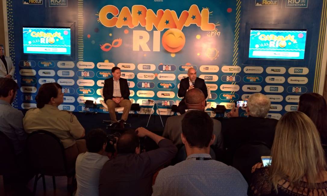 O prefeito do Rio Marcelo Crivella e o presidente da Riotur, Marcelo Alves, na entrevista Foto: Divulgação Prefeitura do Rio