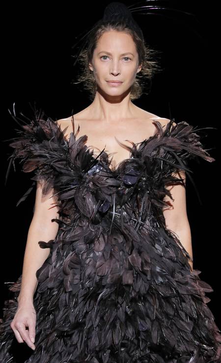 Christy Turlington completou 50 no dia 2 de janeiro e foi a sensação do desfile de inverno 2019/2020 de Marc Jacobs na quarta-feira (ela estava há 25 anos longe das passarelas) Foto: Thomas Concordia / WireImage