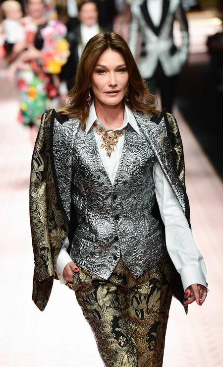 Aos 51, Carla Bruni desfila para a Dolce & Gabbana Foto: MIGUEL MEDINA / AFP