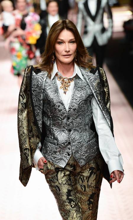 Aos 51, Carla Bruni desfila para a Dolce &amp; Gabbana Foto: MIGUEL MEDINA / AFP
