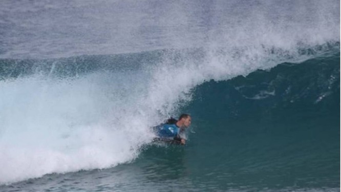 Carlos VinÃ­cius Cavalcanti foi mordido quando surfava na praia Cacimba do Padre Foto: ReproduÃ§Ã£o/Instagram