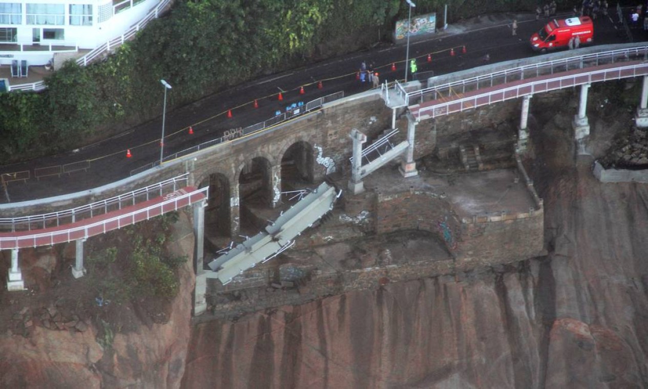 Vista aérea do trecho da ciclovia derrubado pelo mar em 2016, quatro meses depois da estrutura ser inaugurada Foto: Genílson Araújo / Agência O Globo
