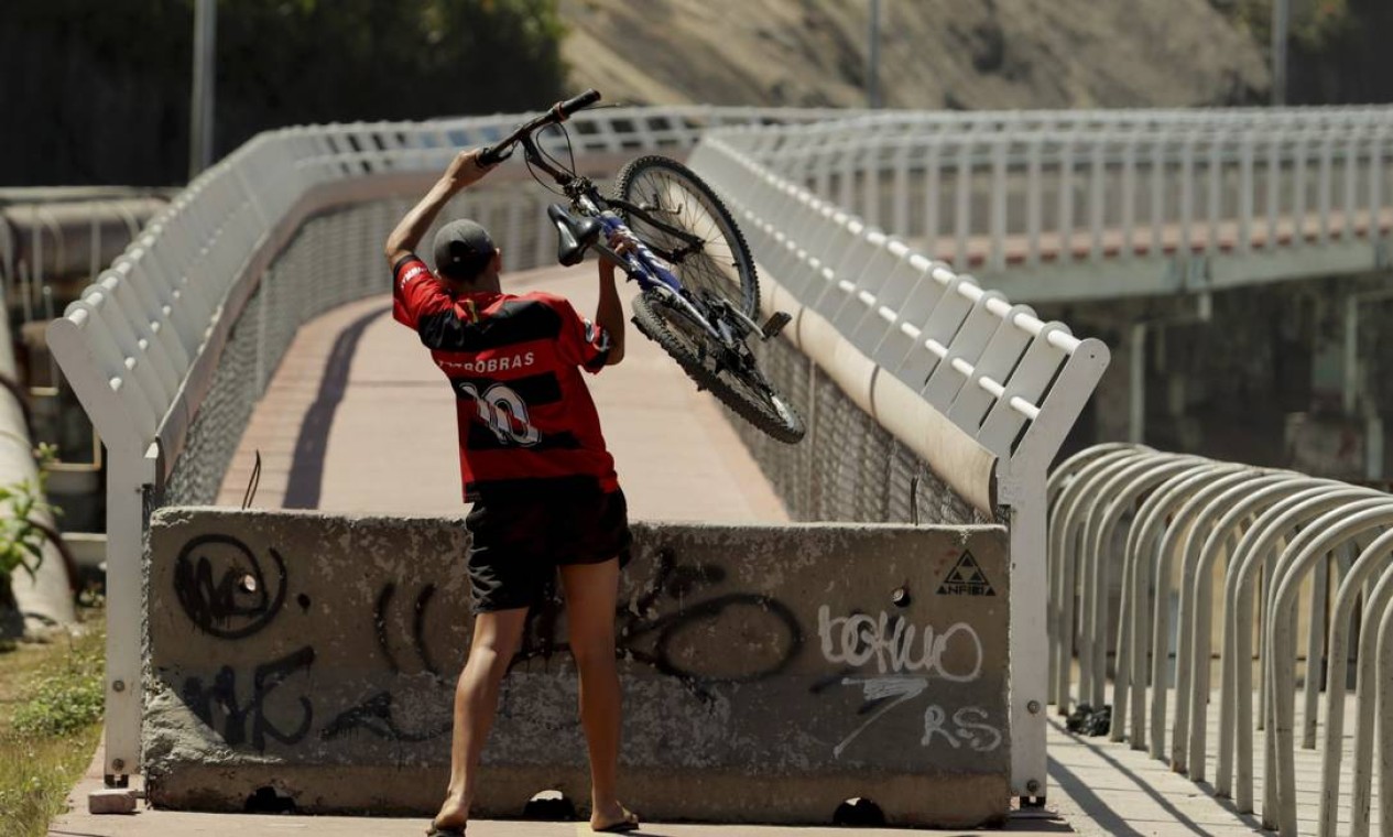 Mesmo com a proibição, ciclistas insistem em se arriscar pela via Foto: Gabriel de Paiva / Agência O Globo