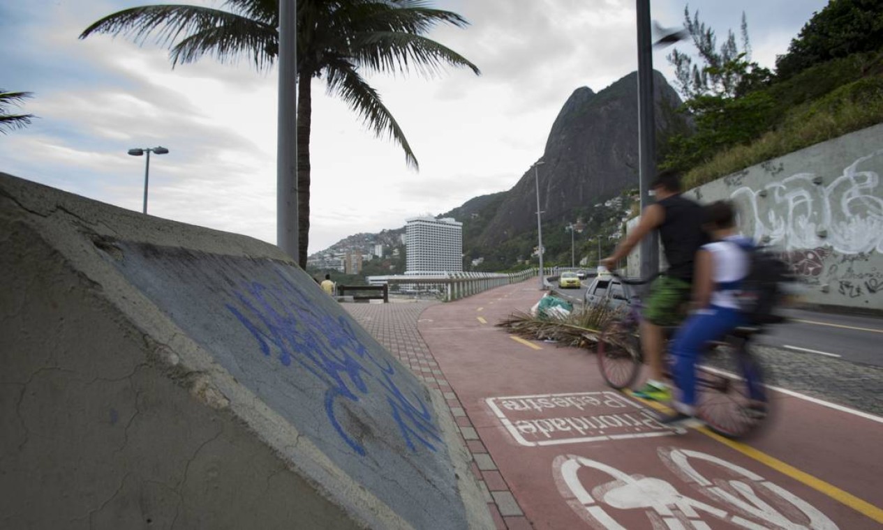 A placa da Ciclovia Tim Maia também foi retirada do totem de concreto da inauguração Foto: Alexandre Cassiano / Agência O Globo