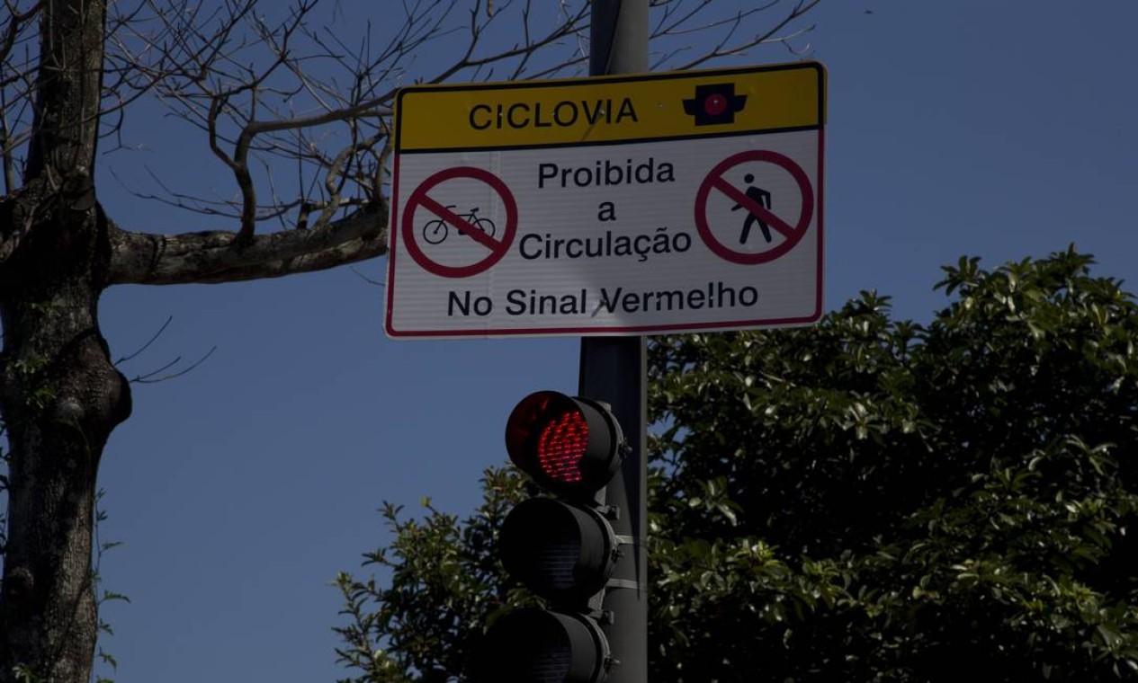 Sinalizações para controlar o movimento de ciclistas e pedestres na ciclovia passaram a ser utilizadas Foto: Antonio Scorza em 19/04/2018 / Agência O Globo