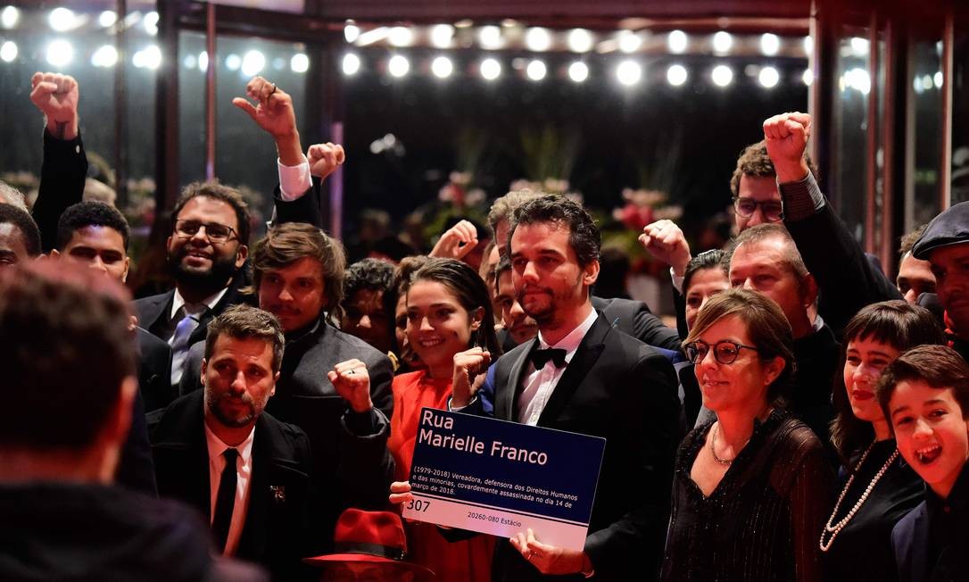 Wagner Moura leva placa de Marielle Franco ao Festival de Berlim