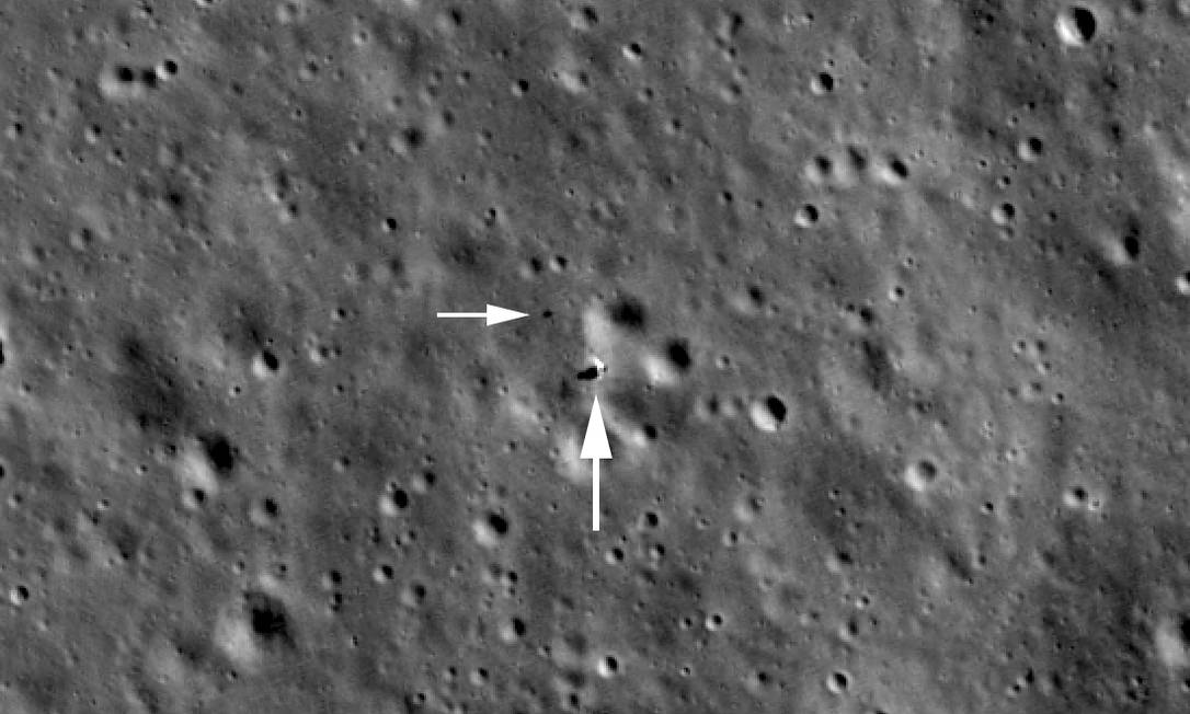 
Imagem da sonda da Nasa LRO mostra o módulo de pouso Chang’e 4 (indicado pela seta maior) e o veículo robótico Yutu-2 (ste menor) no lado afastado da Lua
Foto:
/
Nasa/GSFC/Arizona State University
