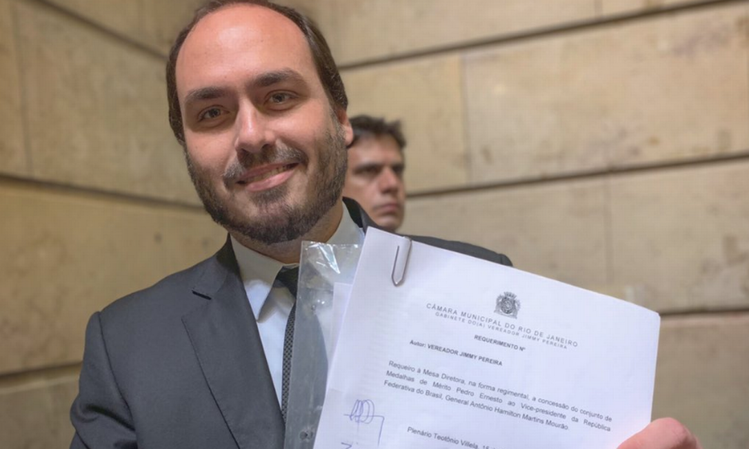 Carlos Bolsonaro assinou requerimento de vereador do PRTB para que o vice presidente Hamilton Mourão receba a medalha Pedro Ernesto Foto: Reprodução/Twitter