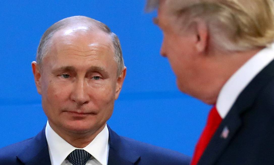 Presidente da Rússia, Vladimir Putin observa homólogo americano, Donald Trump, em cúpula do G20 Foto: Marcos Brindicci 30-11-2018 / REUTERS