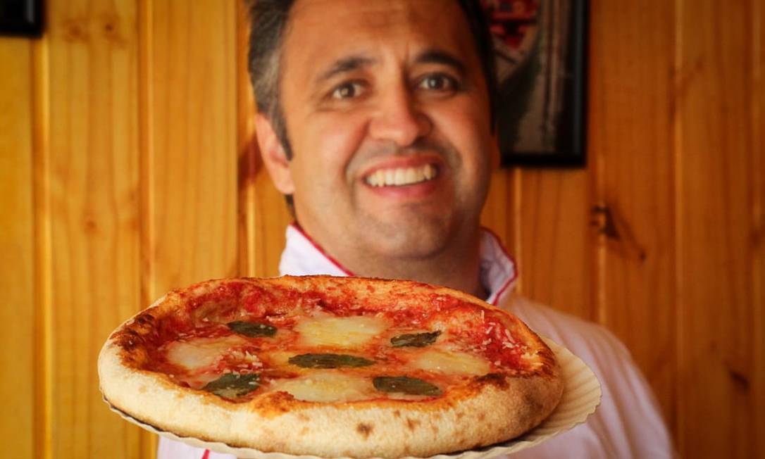 O pizzaiolo Antônio Albuquerque, proprietário da Grazie a Te Pizza, aprendeu em Nápoles o necessário
para fazer uma boa pizza Foto: Divulgação/ Lohane Cristine