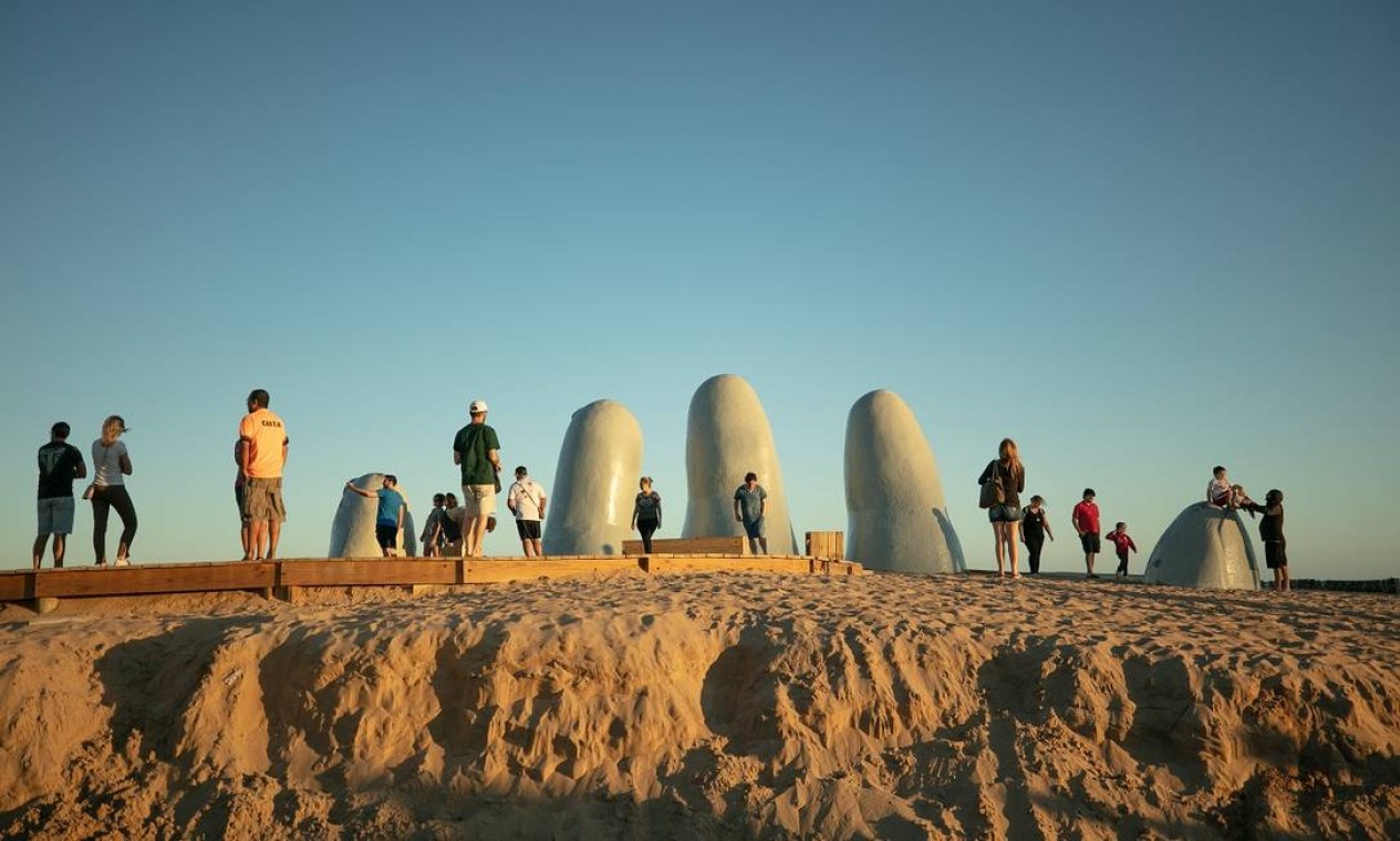 A icônica escultura batizada de "Los dedos" representa uma mão gigante emergindo da areia de Punta del Este, no Uruguai Foto: Tali Kimelman / The New York Times