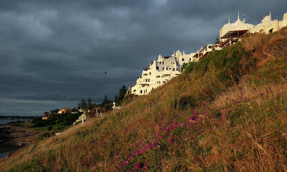 Punta Ballena é a primeira parada obrigatória no roteiro pelo litoral do Uruguai. Na cidade fica a Casapueblo, antigo endereço de Carlos Páez Vilaró, um dos artistas plásticos mais importantes do país. Hoje, abriga um museu e um hotel de frente para o mar Foto: Tali Kimelman / The New York Times