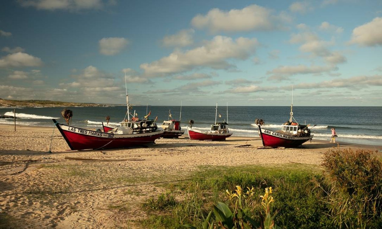 Barcos de pescadores colorem a praia na isolada Punta del Diablo Foto: Tali Kimelman / The New York Times