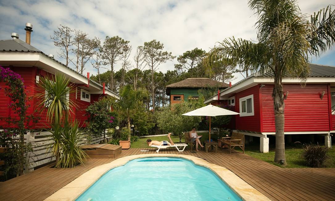 A Posada Lune de Miel é uma coleção de charmosos chalés vermelhos construídos em volta de uma piscina e fica a cerca de cinco minutos da praia, em Punta del Diablo Foto: Tali Kimelman / The New York Times
