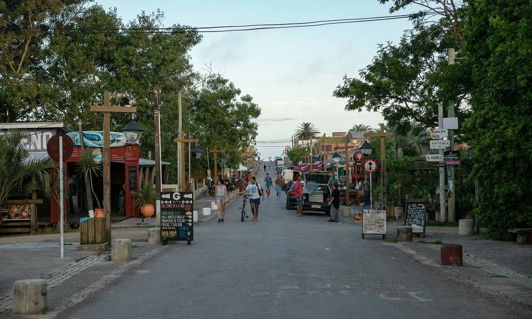 A rua principal de La Pedrera, no litoral uruguai: tranquilidade até na hora do rush Foto: Tali Kimelman / The New York Times