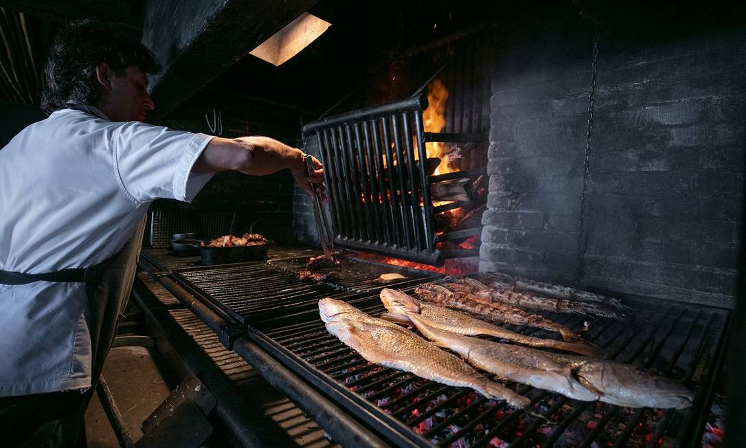 Peixes na grelha no La Huella, popular bar de praia em José Ignacio, destino hippie-chic no litoral do Uruguai Foto: Tali Kimelman / The New York Times