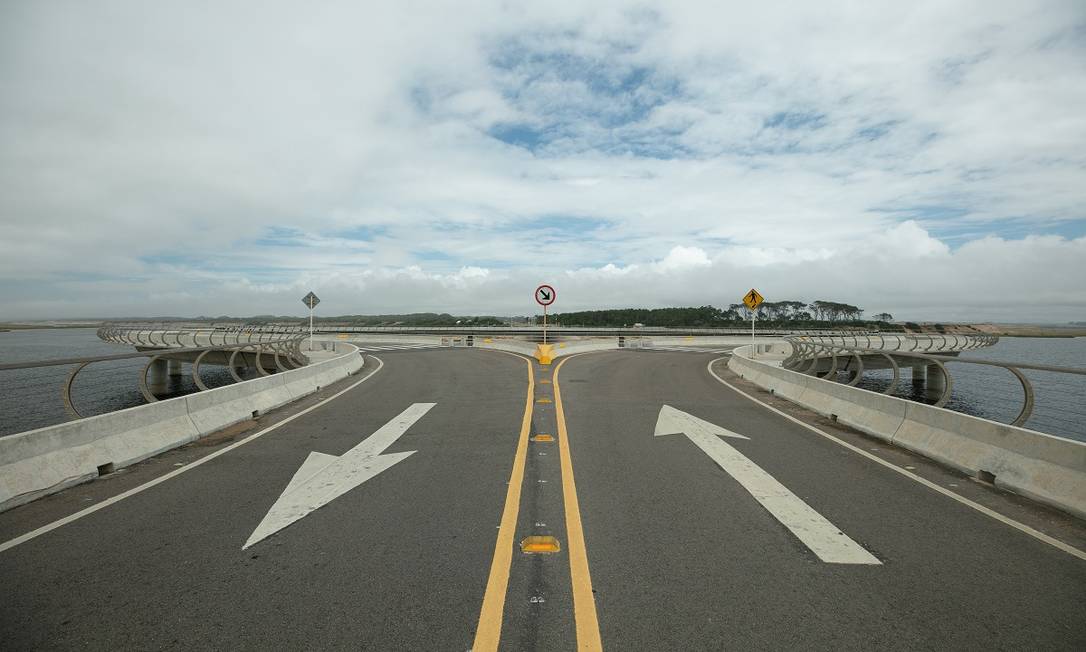 A Puente Laguna Garzon é uma ponte em forma de anel desenhada pelo arquiteto uruguaio Rafael Viñoly. Ela faz um círculo perfeito sobre a Lagoa Garzon Foto: Tali Kimelman / The New York Times