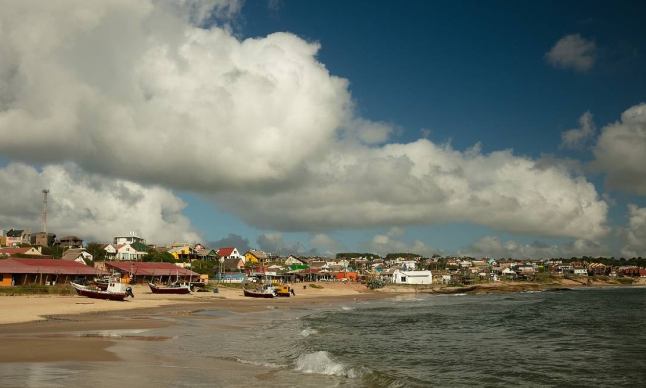 Visão da praia de Punta del Diablo, a última cidade significativa antes da fronteira com o Brasil Foto: Tali Kimelman / The New York Times