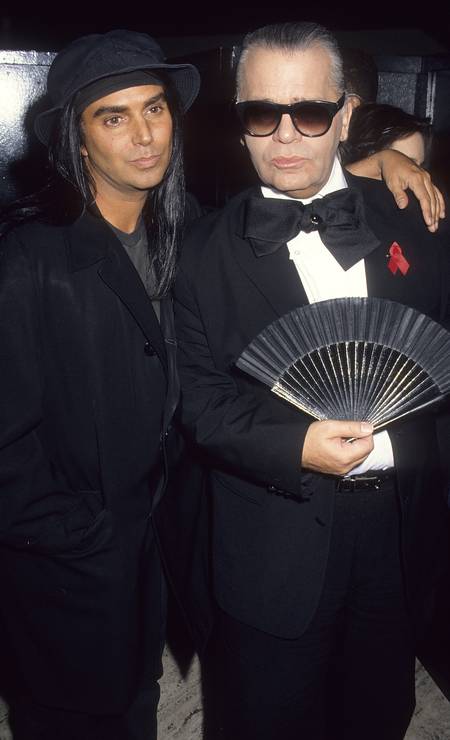O fotógrafo Steven Meisel com Karl, em 1993 Foto: Ron Galella / WireImage