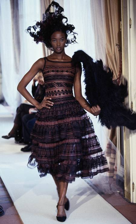 Naomi Campbell em desfile da alta-costura primavera-verão 1997 da Chanel Foto: Guy Marineau / Getty