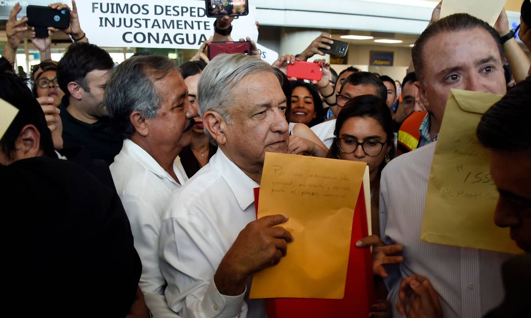 Presidente do México, Andrés Manuel López Obrador espera para embarcar em voo comercial, na Cidade do México Foto: ALFREDO ESTRELLA 15-02-2019 / AFP