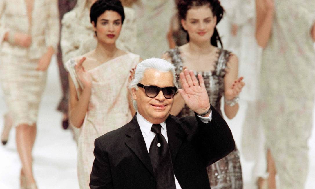 Karl Lagerfeld em desfile da Chanel em 1997 Foto: PIERRE VERDY / AFP
