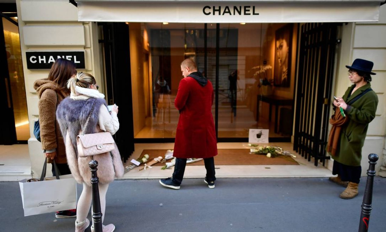 Homenagem ao estilista Karl Lagerfeld Foto: LIONEL BONAVENTURE / AFP