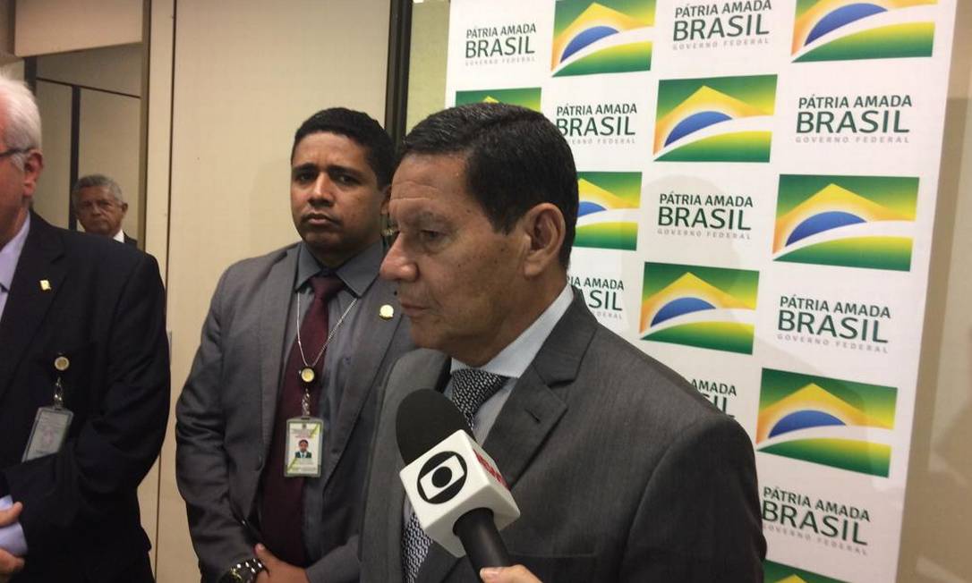 O vice-presidente Hamilton Mourão, durante entrevista Foto: Daniel Gullino/Agência O Globo