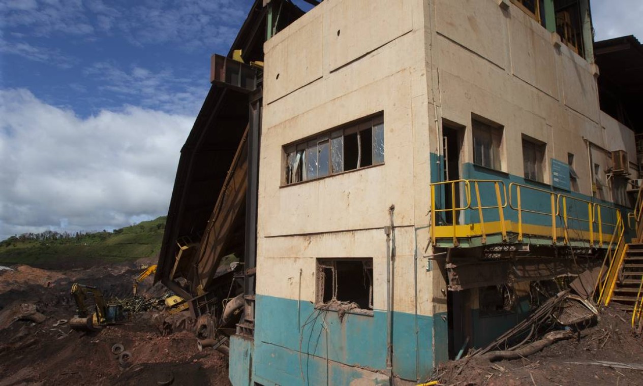 A estrutura da ITM foi a primeira da mina a ser atingida pelo rejeito do reservatório rompido; sobraram apenas concreto, aço e lama Foto: Alexandre Cassiano / Agência O Globo