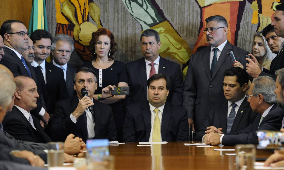 O presidente Jair Bolsonaro em encontro com parlamentares na entrega da reforma da Previdência Foto: Luis Macedo / Câmara/Divulgação 