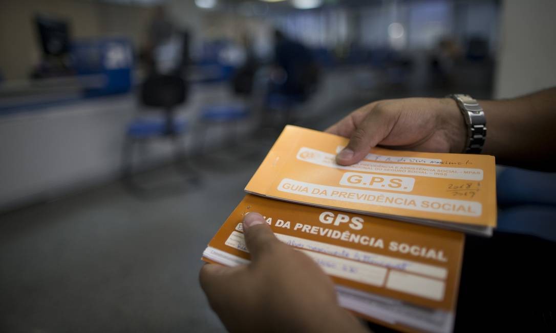 Segundo o que foi proposto, quem ganha até um salário mínimo (hoje, R$ 998), a alíquota será de 7,5%; quem ganha de R$ 998,01 a R$ 2 mil de rendimento mensal, vai ter alíquota de 7,5% a 8,25%; renda mensal de R$ 2.000,01 a R$ 3 mil, os percentuais serão de 8,25% a 9,5%; e rendimentos de R$ 3.000,01 a R$ 5.839,45, por mês, os índices serão de 9,5% a 11,68% Foto: Márcia Foletto / Agência O Globo