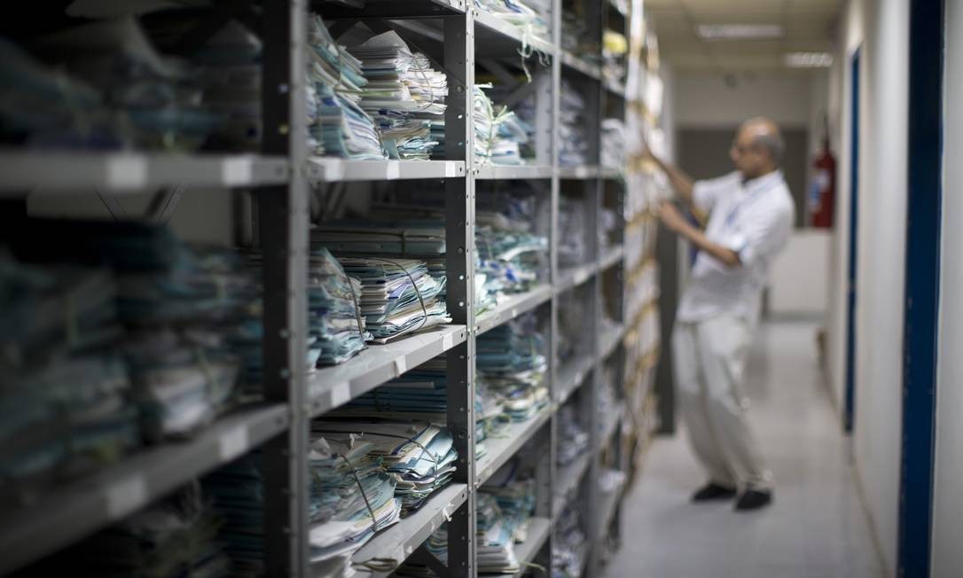 Na foto, arquivo de processos de uma agência da Previdência Social. Pela proposta, as novas alíquotas, cujas regras também valerão para servidores públicos, serão progressivas e incidirão sobre a faixa salarial, assim como no modelo que ocorre no Imposto de Renda. A variação, que atualmente é entre 8% e 11%, passará a ser de 7,5% a 14% Foto: Márcia Foletto / Agência O Globo