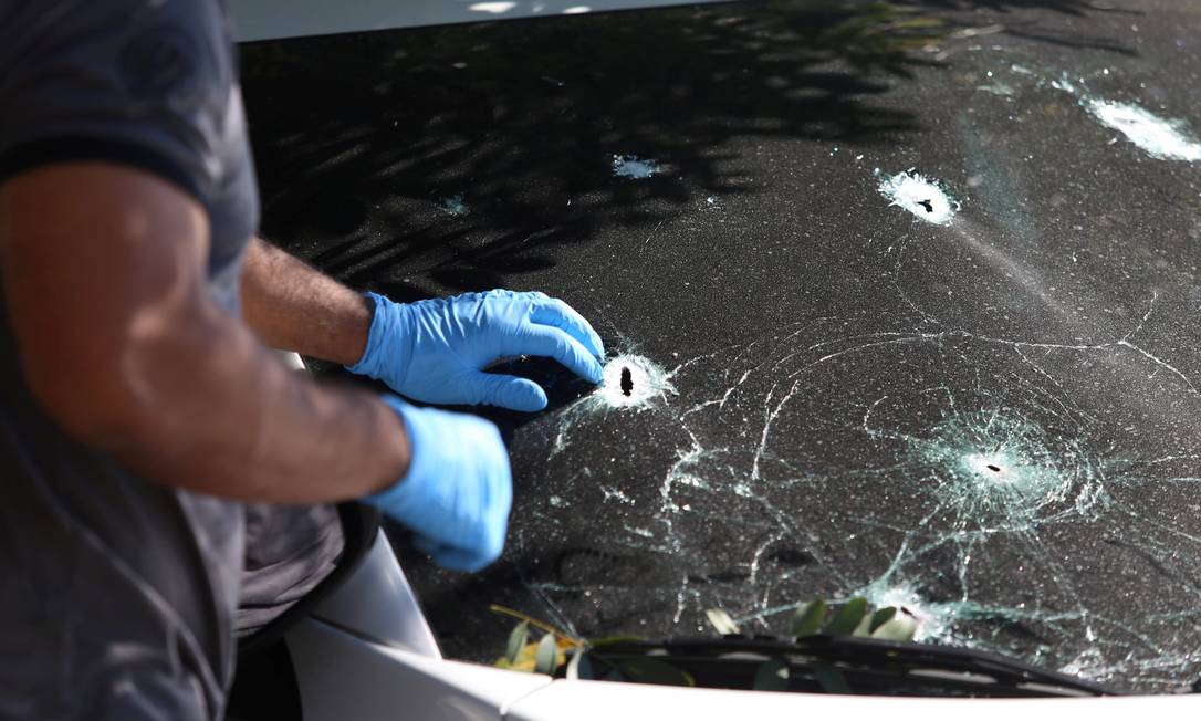 Carro tem vidro perfurado por troca de tiros na Ponte Rio Niterói, em agosto de 2018 Foto: Fabiano Rocha / Agência O Globo