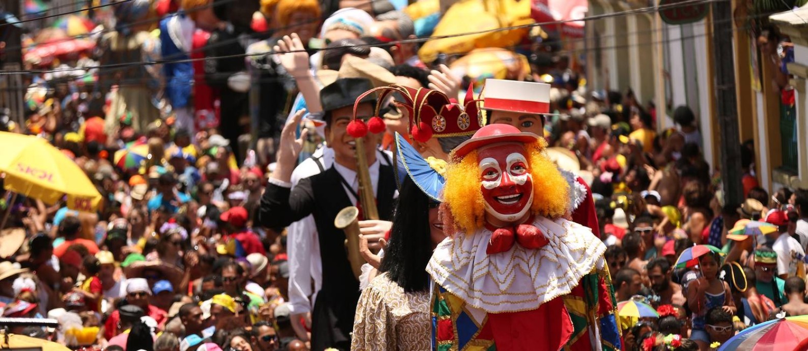 Desfile dos bonecos gigantes de Olinda durante o carnaval pernambucano Foto: Guga Matos / Divulgação