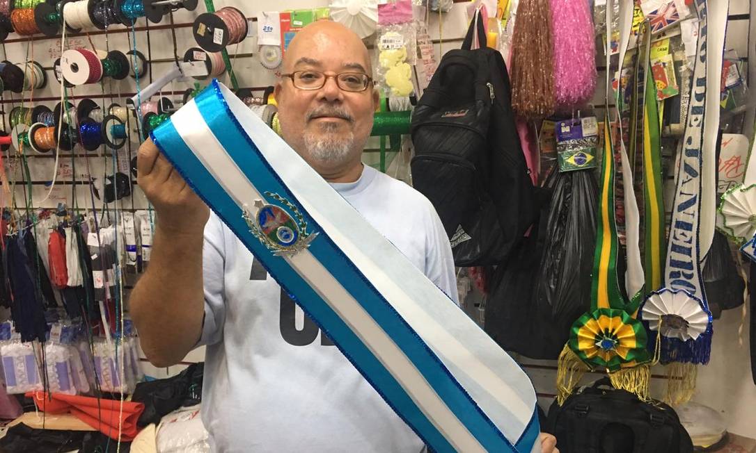 Marcos Santos, vendedor: "Só hoje, vendi umas oito e tem mais chegando" Foto: Arthur Leal / Agência O Globo