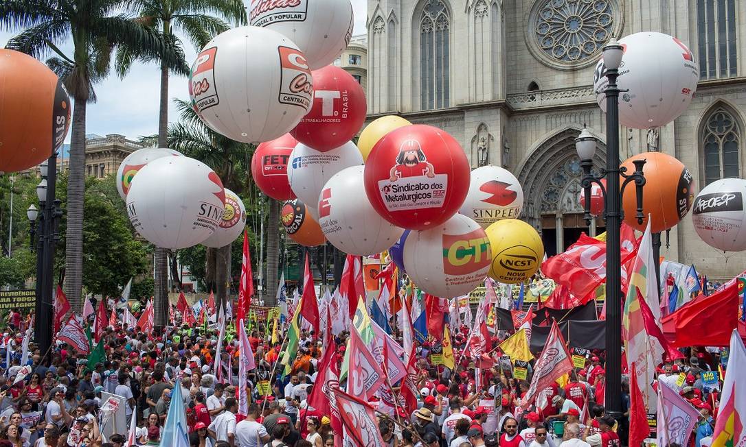 Ato das centrais sindicais contra a reforma da previdencia na Praça da Sé Foto: Edilson Dantas / Agência O Globo