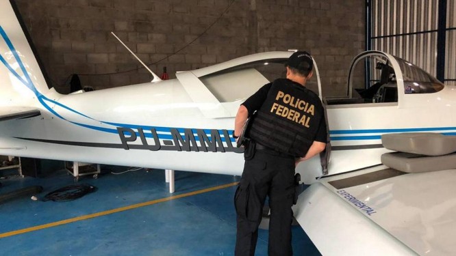 Policial federal vistoria uma das aeronaves que seria utilizada para transportar cocaína para Estados Unidos e Europa Foto: Divulgação/PF