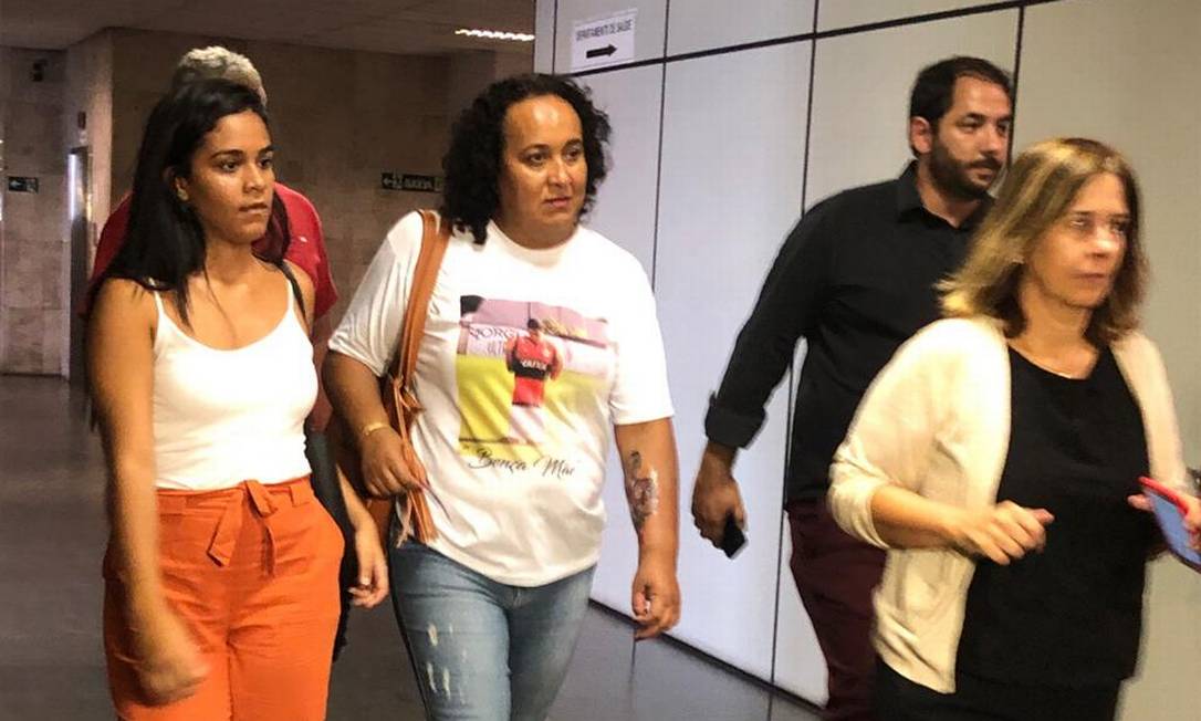 Familiares de Arthur Vinicius, uma das dez vítimas do incêndio no Ninho do Urubu, chegam ao tribunal Foto: Diogo Dantas/Agência O Globo