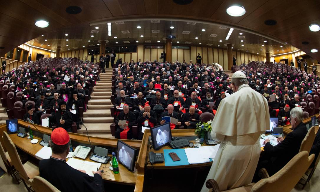 O papa Francisco (de pé) fala aos 190 cardeais e bispos do mundo todo reunidos no Vaticano para cúpula da Igreja contra o abuso sexual de menores Foto: HANDOUT / AFP