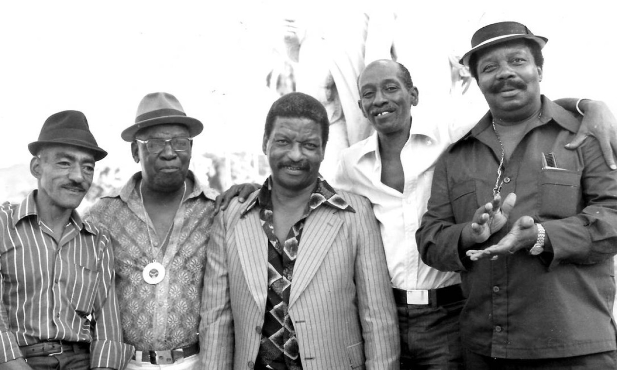 Nelson (quarto, da esquerda para direita), com Xangô, Padeirinho, Zagaia e Babau Foto: Divulgação