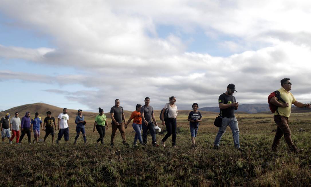 Pessoas atravessam a fronteira do Brasil com a Venezuela por rota alternativa Foto: RICARDO MORAES / REUTERS