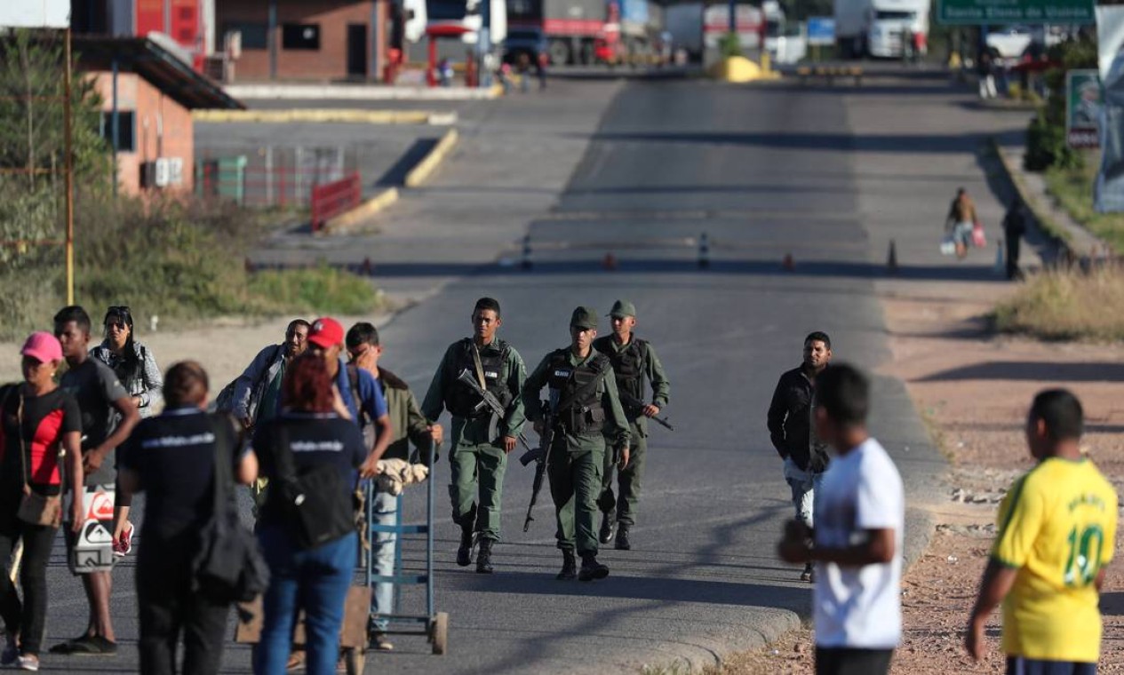 Soldados venezuelanos barram pessoas que tentam atravessar a fronteira entre Brasil e Venezuela, em Pacaraima, estado de Roraima Foto: RICARDO MORAES / REUTERS
